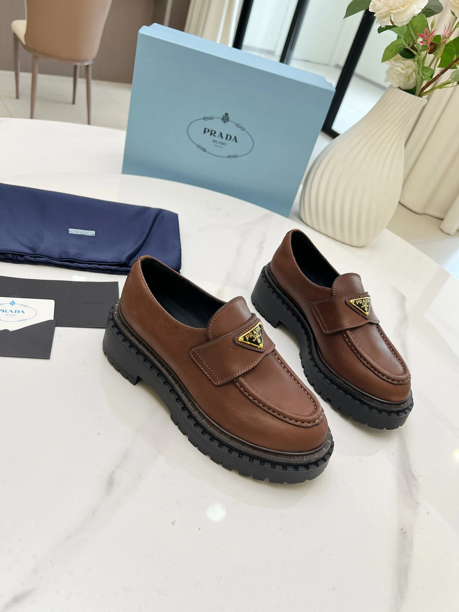 👟👟Ex-factory price 560👟👟 𝐏𝐑𝐀𝐃𝐀#Prada Thick-soled Retro Beef Tendon Triangular Loafers Fashionable Thick-soled Casual Motorcycle Loafers Unique taste, everyone loves them and they are easy to control. They are popular every year. There are also versatile classic shoe lasts that are enough to conquer you. Wear them to increase your height and leisure. It is simple and handsome on the feet. The fabric is imported calfskin, the lining of the foot pads is soft and delicate, the rubber foam original sole, the outsole height is 5CM, the standard code number: 35-40 (41 customized, non-refundable)